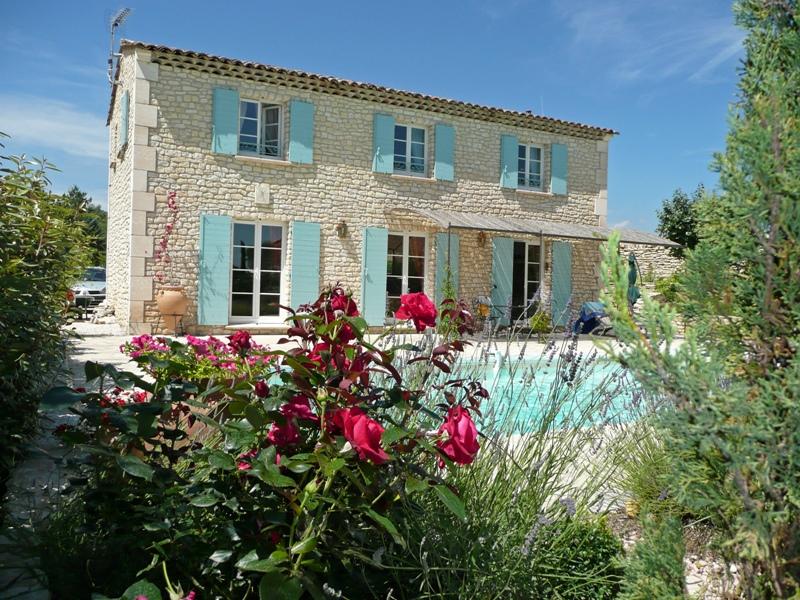 Luberon, maison en pierre avec annexes et piscine